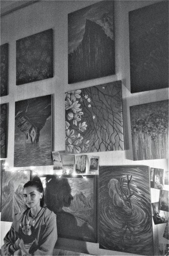 Gleznotāja Marina Bondar-Tvorovska savā dzīvoklī / ateljē Ļvivā